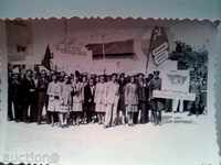 Εικόνα Δημοκρατίας 1η Μάη 1945 μαθητές καλωσόρισμα γιορτή