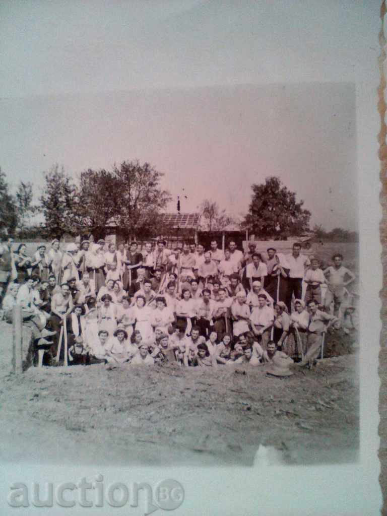 Lot fotografii vechi de carute de boi alege lopeți 1939 cu preț 10.00 BGN | € 5.11 Lot fotografii vechi de carute de boi alege lopeți 1939 cu preț 10.00 BGN | € 5.11