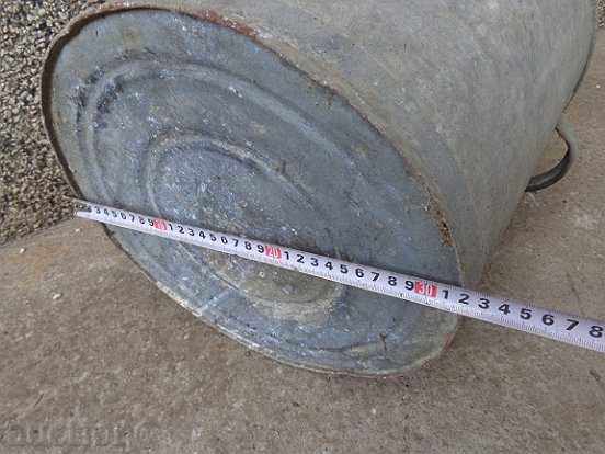 Auction  Old galvanized trough, household courtyard bowl