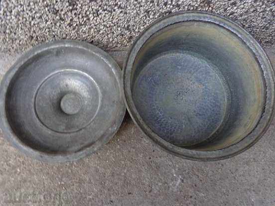 Auction An old tinned pot, a baker's copper pot with lid Auction An old tinned pot, a baker's copper pot with lid