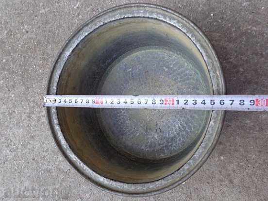 Delivery of An old tinned pot, a baker's copper pot with lid Delivery of An old tinned pot, a baker's copper pot with lid