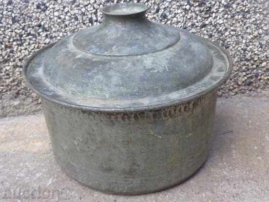 Παλιό τσίγκινο δοχείο, χάλκινο δοχείο με καπάκι Παλιό τσίγκινο δοχείο, χάλκινο δοχείο με καπάκι