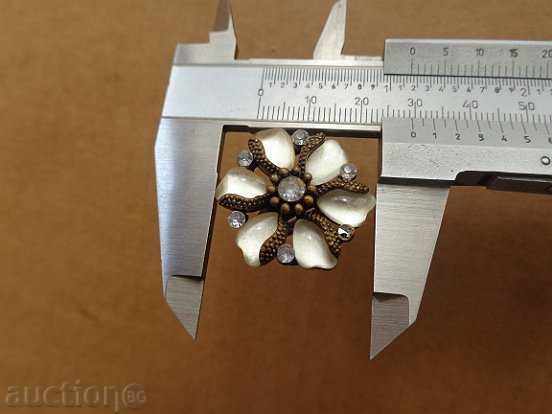 Auction  An old ring, a jewel, a jewel