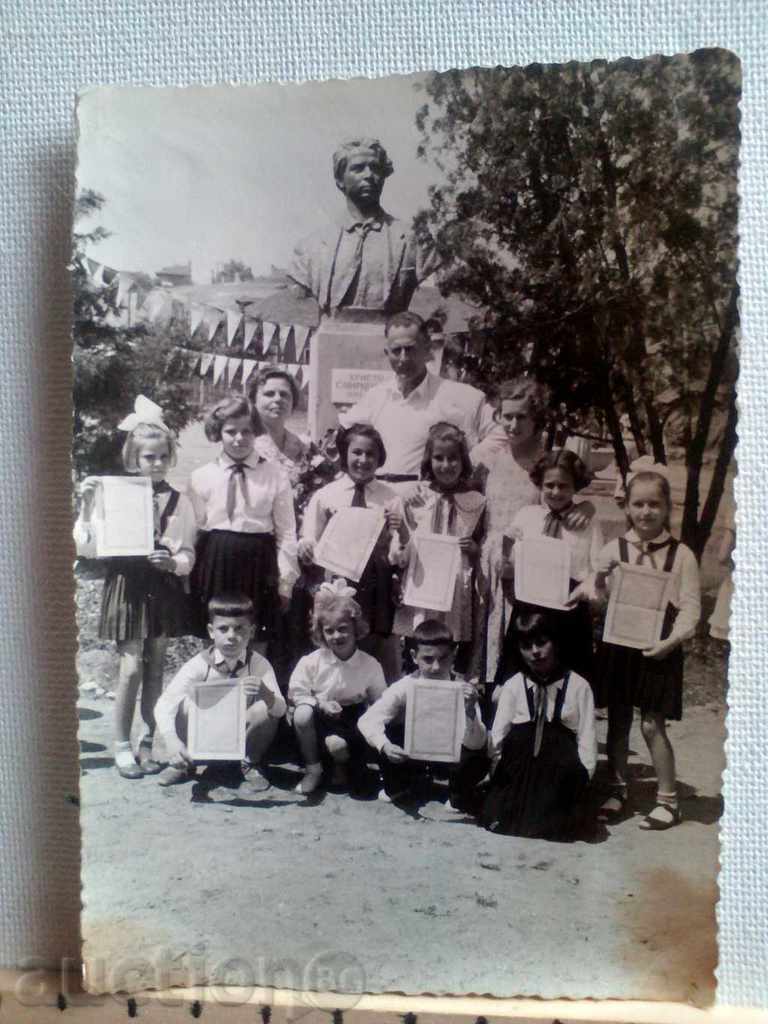 Стара снимка паметника на Христо Смирненски