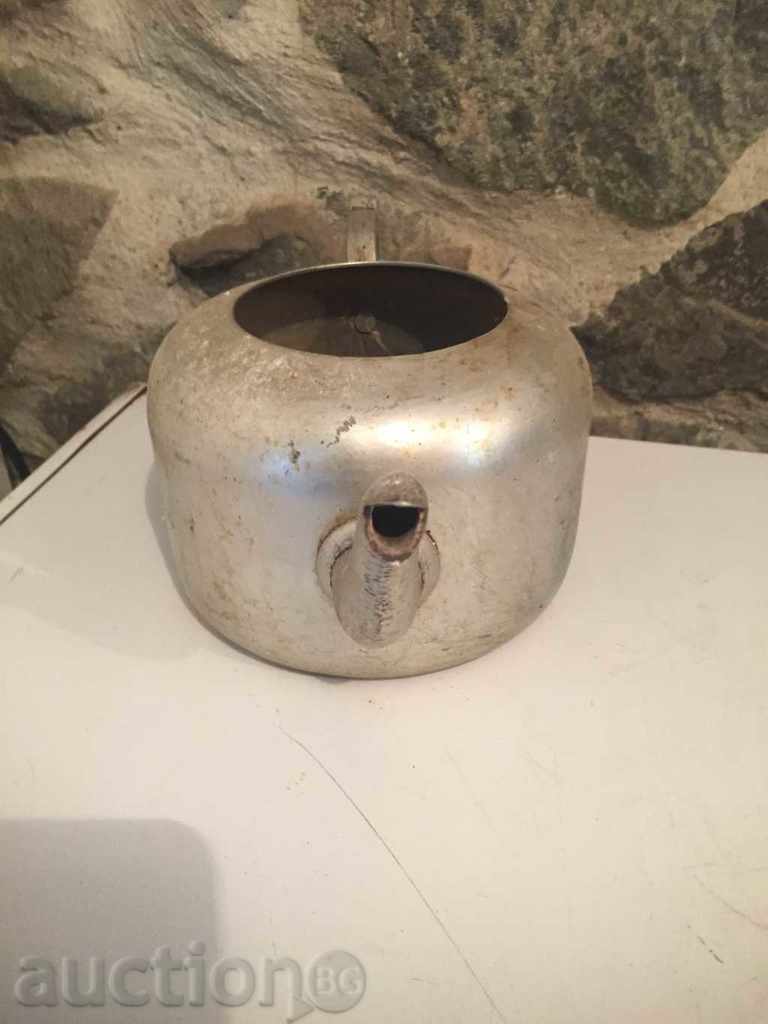 Auction  an old kettle