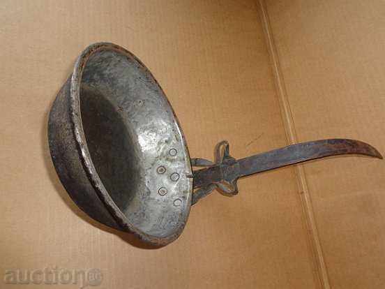 Auction  An old copper pan, a baker, a tray, a copper pot, a household pot