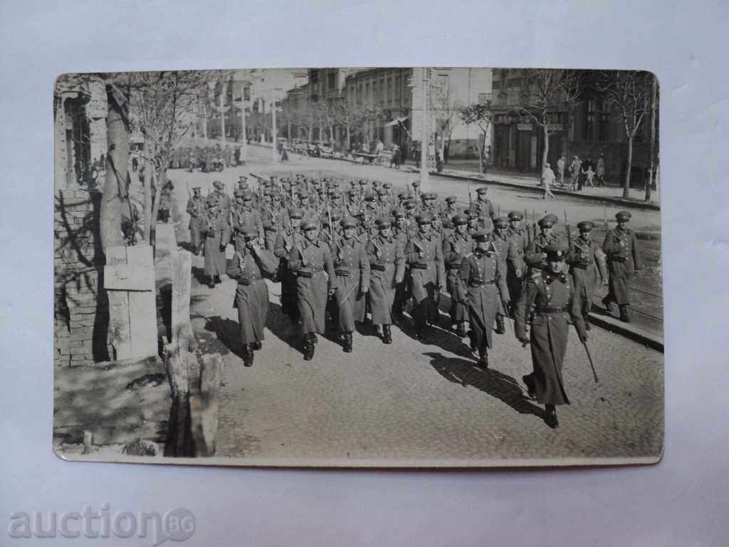 Auction  STAR PICTURE-MILITARY PARADE.