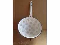 strecurătoare veche emailată, vas cu email timpuriu social NRB