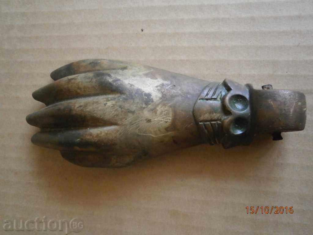 Auction an antique bronze latch for the neck Auction an antique bronze latch for the neck