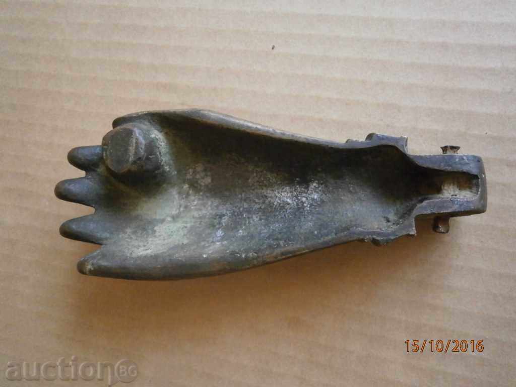 Delivery of an antique bronze latch for the neck Delivery of an antique bronze latch for the neck