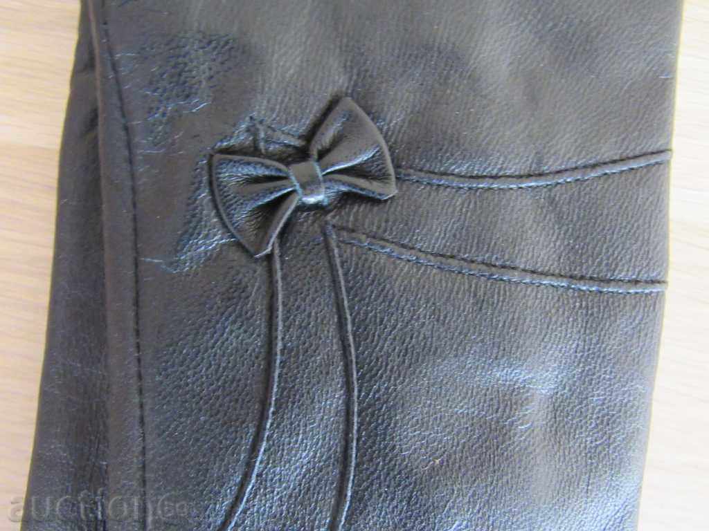 Delivery of Black ladies leather gloves with lining of leather,