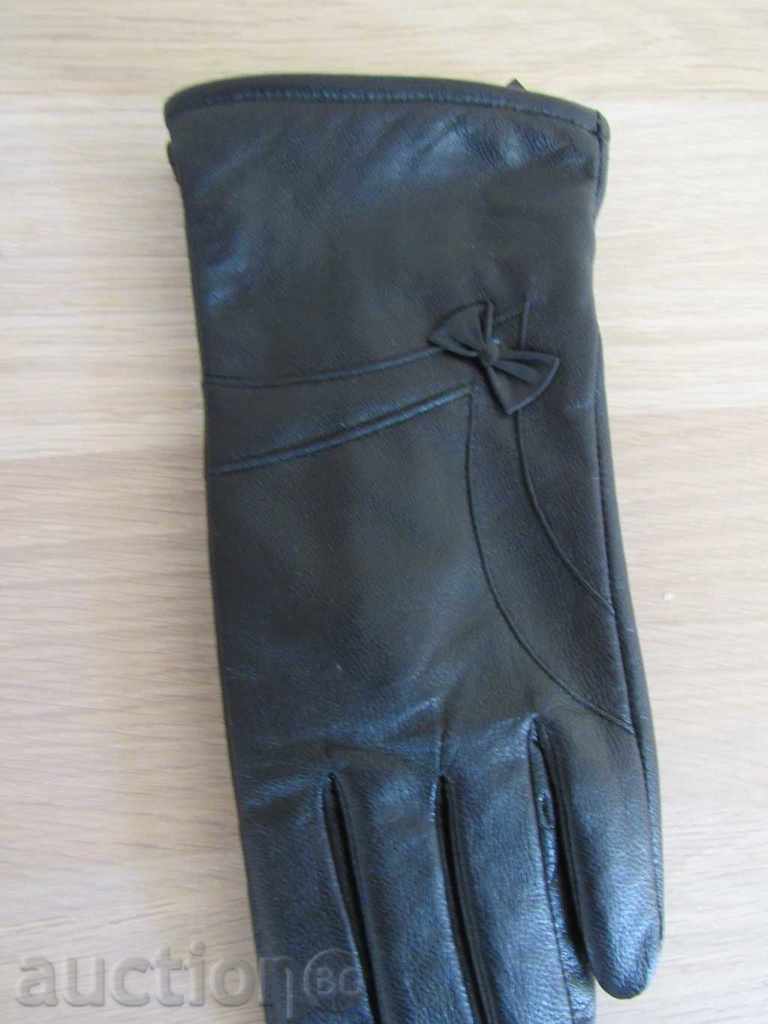 Black ladies leather gloves with lining of leather,