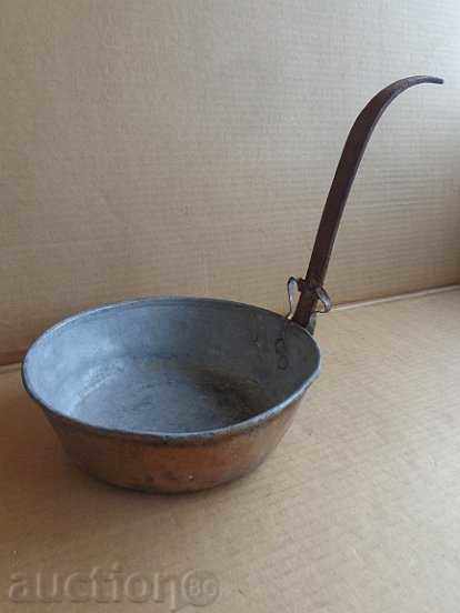 Auction An old copper pan, a baker, a tray, a copper pot Auction An old copper pan, a baker, a tray, a copper pot