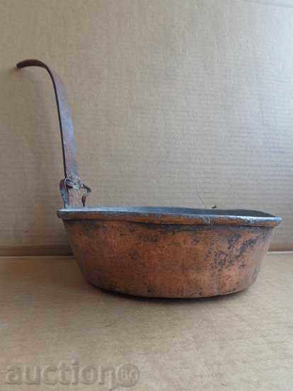 An old copper pan, a baker, a tray, a copper pot - 7 An old copper pan, a baker, a tray, a copper pot - 7