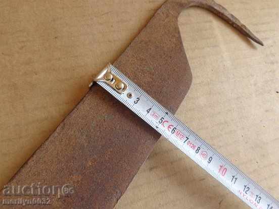 Licitație Vechi lamă, unealtă, coasă forjată manual, satâr, macetă