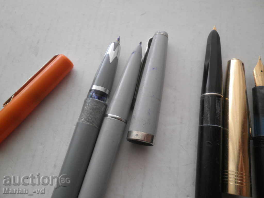 Auction lot pens Auction lot pens