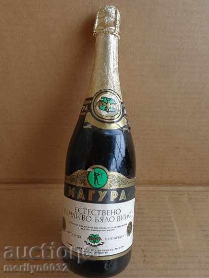 Μπουκάλι λευκό αφρώδες κρασί «Magura» σαμπάνια χωρίς να έχει ανοιχτεί