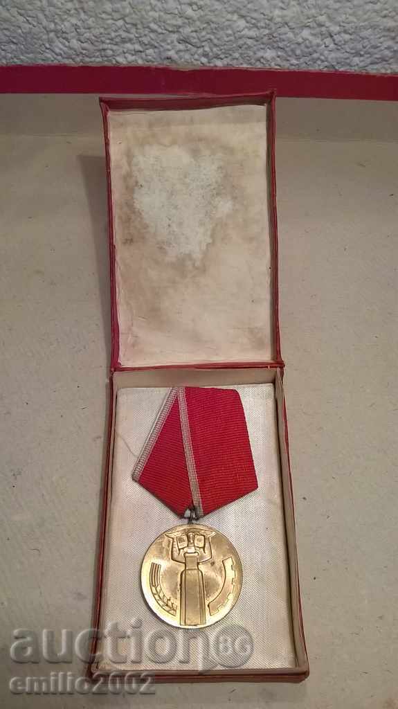 Медал - 25 години народна власт с кутия