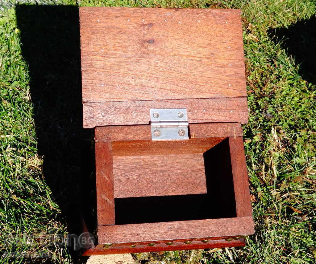 Auction Solid wood jewelry box, brass fittings Auction Solid wood jewelry box, brass fittings