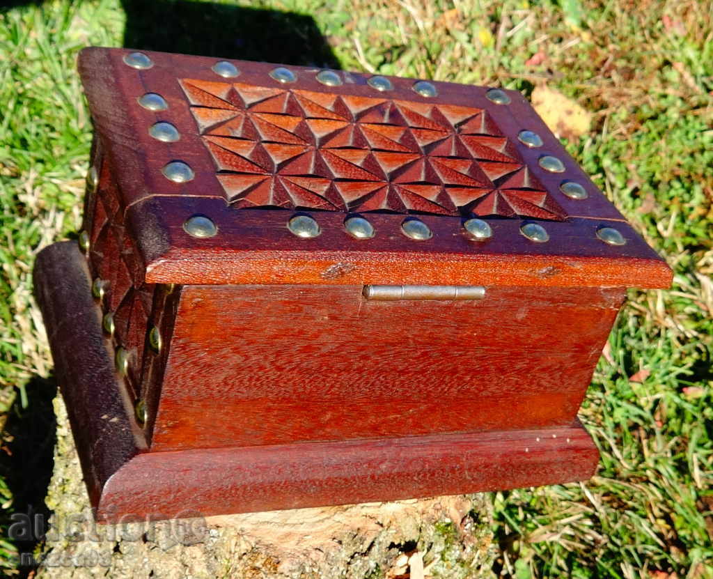 Delivery of Solid wood jewelry box, brass fittings Delivery of Solid wood jewelry box, brass fittings