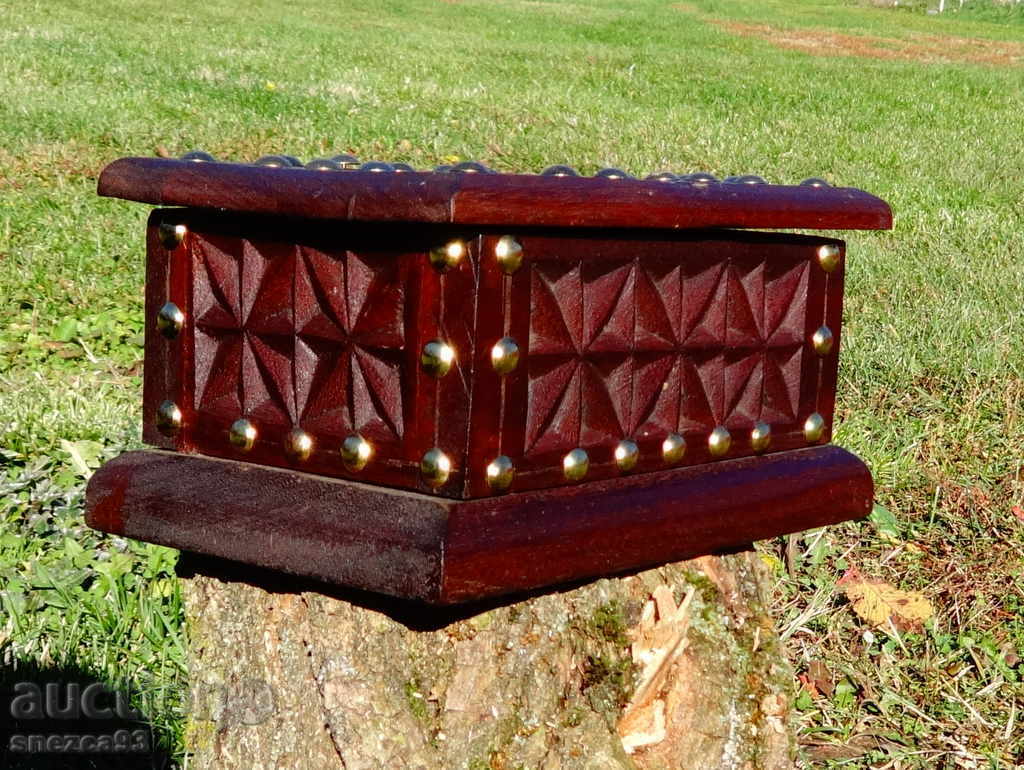 Solid wood jewelry box, brass fittings Solid wood jewelry box, brass fittings