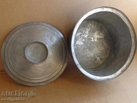 Auction  An old tinned pot, a baker's copper pot with lid