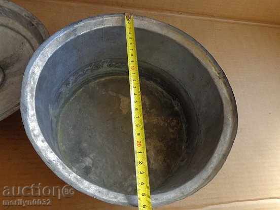 Delivery of An old tinned pot, a baker's copper pot with lid