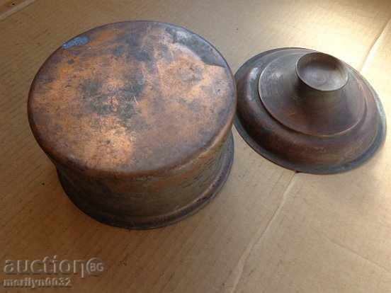 Delivery of An old saucepan, a baker's copper pot with lid