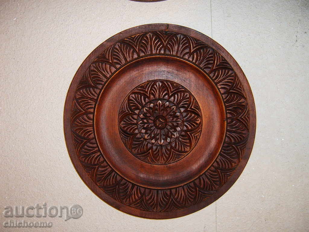 Auction Woodcarving old wall plates from socialism :) Auction Woodcarving old wall plates from socialism :)