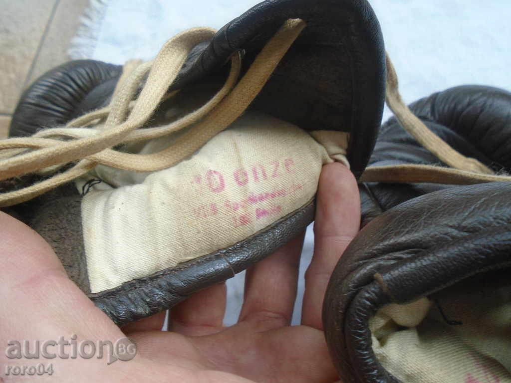 Delivery of OLD GERMAN BOXING GLOVES - EXCELLENT