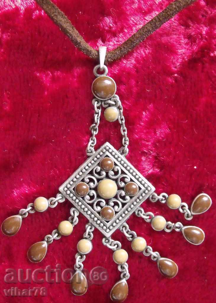 Δημοπρασία κολιέ Δημοπρασία κολιέ