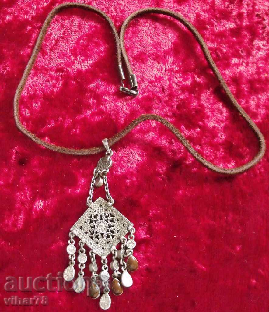 Παράδοση κολιέ Παράδοση κολιέ