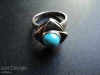 Ασημένιο δαχτυλίδι με μια πέτρα.