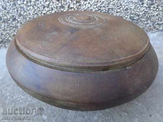 A bowl made of wood, wood, bowl, wooden, dignified, asshole