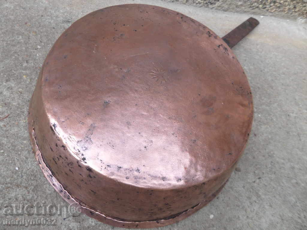 Auction An old copper pan, a baker, a tray, a copper pot Auction An old copper pan, a baker, a tray, a copper pot