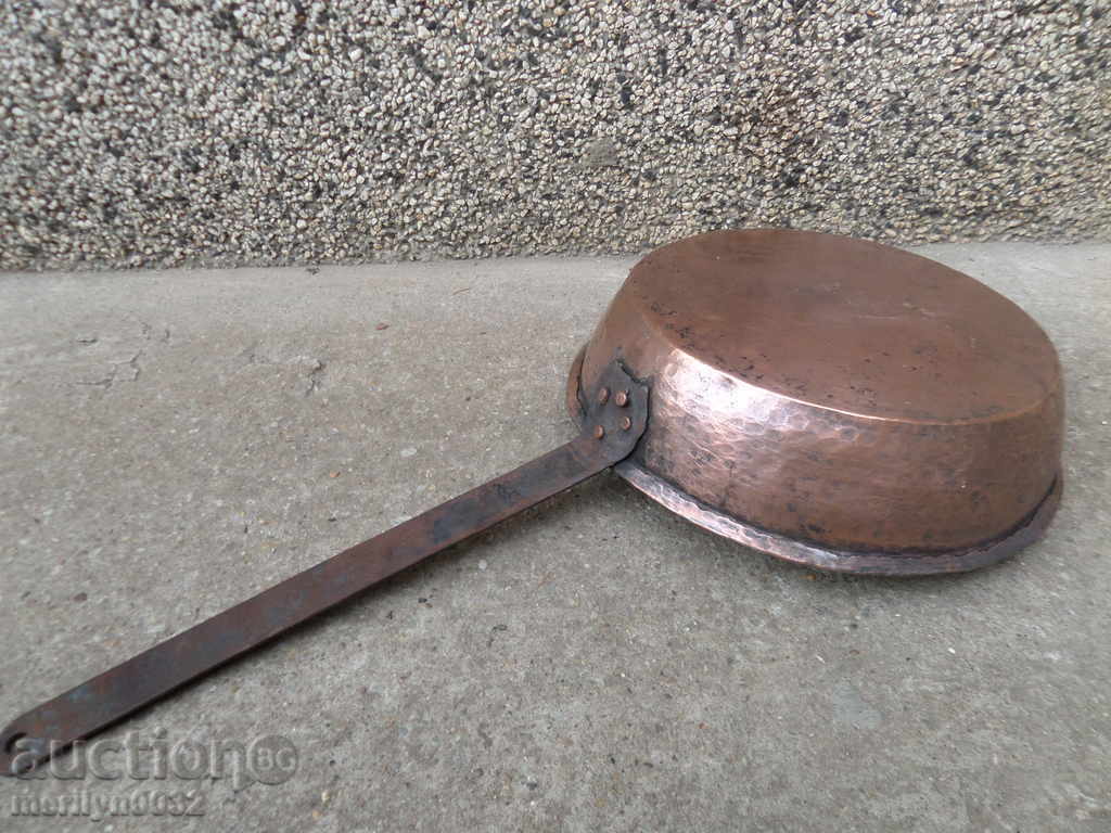 Delivery of An old copper pan, a baker, a tray, a copper pot Delivery of An old copper pan, a baker, a tray, a copper pot