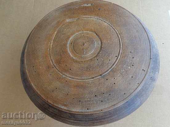 An old wooden bowl with a lid, a chimney, a wooden pot with price 69.00 BGN | € 35.28