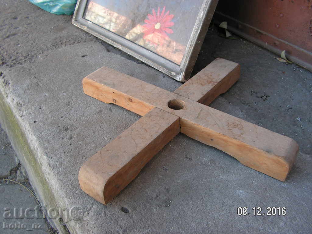 7208. suport de lemn vechi pentru arborele Trecerile cu preț 5.00 BGN | € 2.56