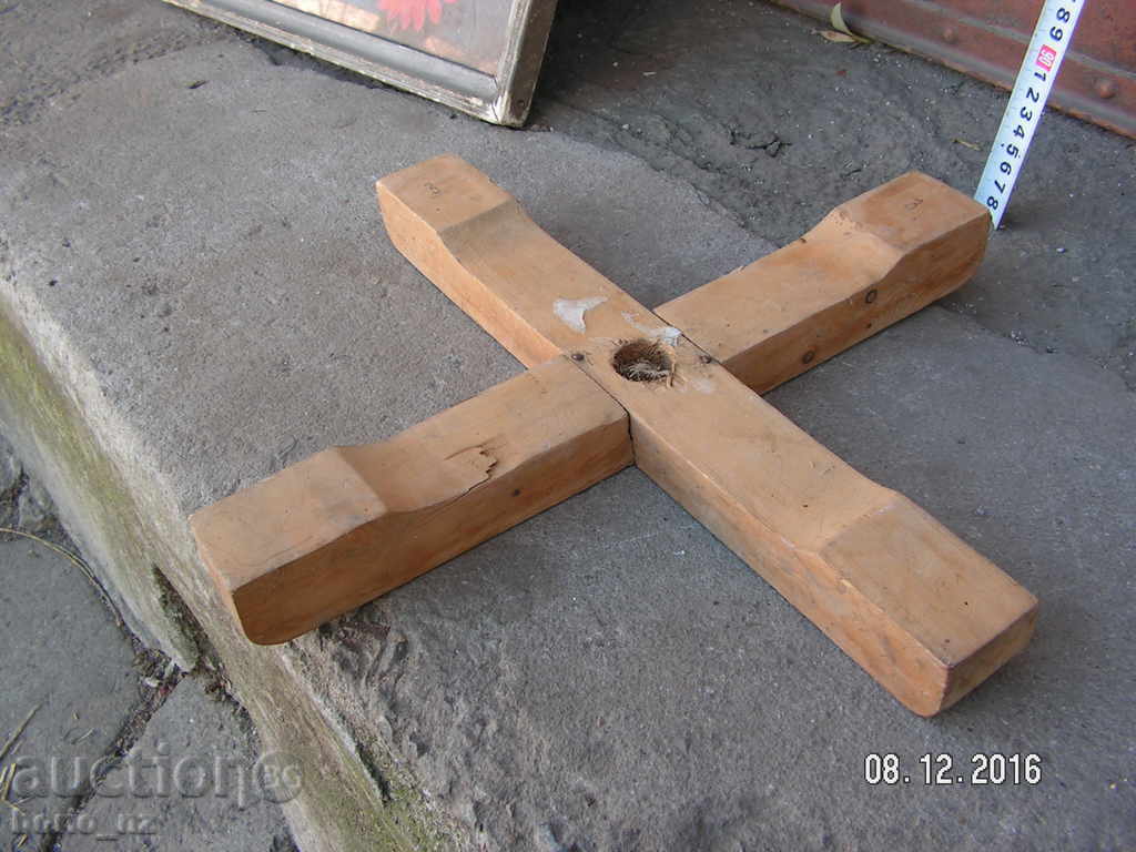 Licitație 7208. suport de lemn vechi pentru arborele Trecerile