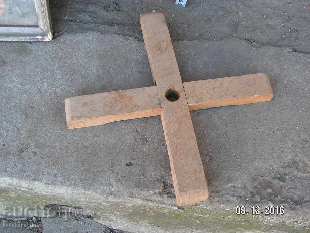 Livrarea 7208. suport de lemn vechi pentru arborele Trecerile