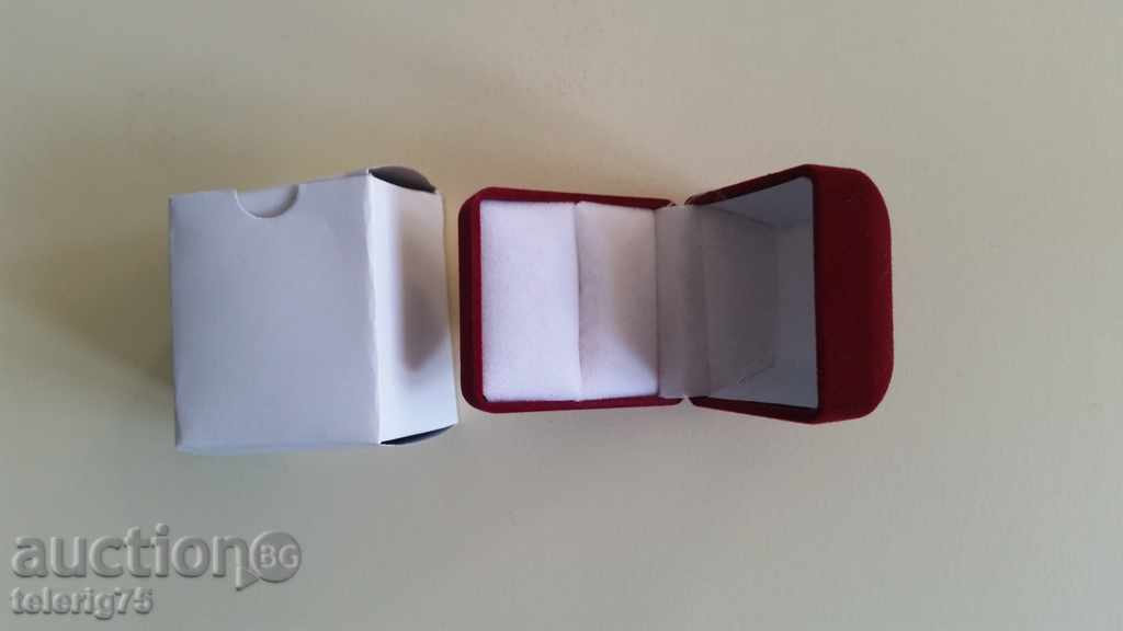Delivery of Beautiful Red Velvet Box for Rings, Rings, Jewelry Delivery of Beautiful Red Velvet Box for Rings, Rings, Jewelry
