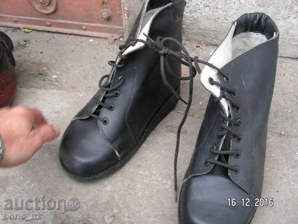 Auction 7223. SHOES IN A SPECIAL FORM THINK THAT THEY ARE FOR ANY SPECIES Auction 7223. SHOES IN A SPECIAL FORM THINK THAT THEY ARE FOR ANY SPECIES