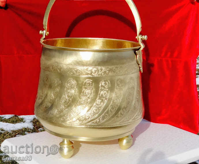 Auction Bronze cauldron, ladle, wood container 4.5 kg, 25 liters, unique Auction Bronze cauldron, ladle, wood container 4.5 kg, 25 liters, unique