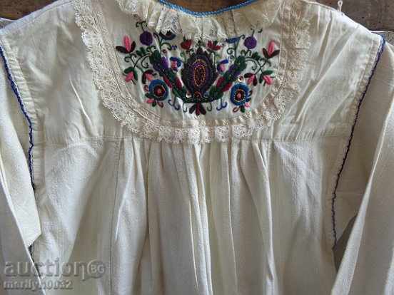 Cămașă bătrână cu broderie manuală de șezlong, costum, sukman cu preț € 129.91 | 254.08 BGN