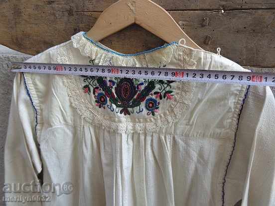 Licitație Cămașă bătrână cu broderie manuală de șezlong, costum, sukman