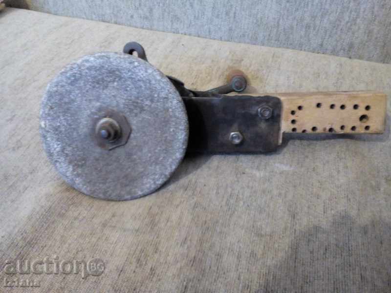 Старинен ръчен шмиргел с цена 58.00 лв. | € 29.65 Старинен ръчен шмиргел с цена 58.00 лв. | € 29.65