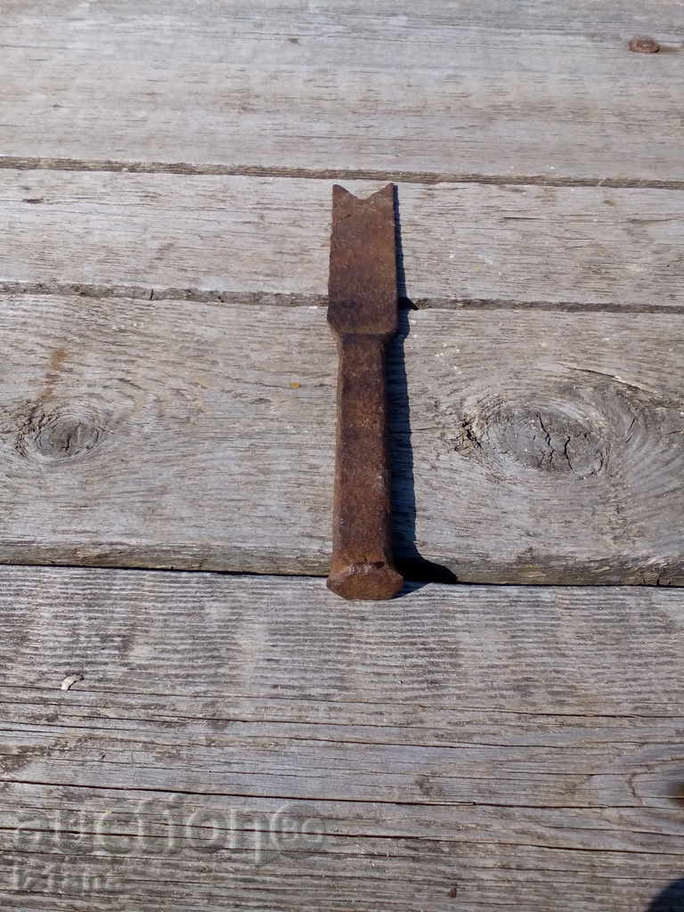 αρχαίο εργαλείο με τιμή 9.00 BGN | € 4.60