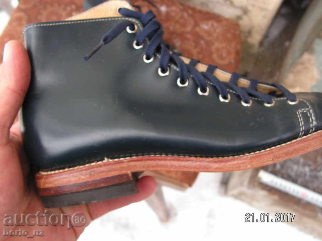 7295. pantofi vechi BEBELUȘI pentru dans sau patinaj PIELE cu preț 45.00 BGN | € 23.01