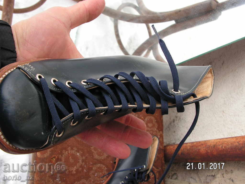 Licitație 7295. pantofi vechi BEBELUȘI pentru dans sau patinaj PIELE