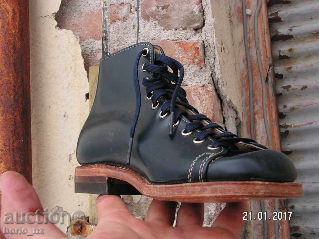 Livrarea 7295. pantofi vechi BEBELUȘI pentru dans sau patinaj PIELE